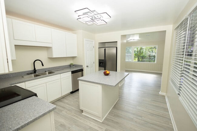 Building Photo - 198 Montogomery Place Rental