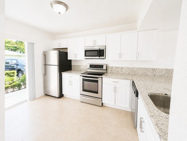 Photo - 887 Crystal Lake Dr