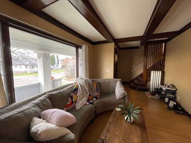 Photo - AVAILABLE JUNE - 4 Bed 2 Bath Charming Home