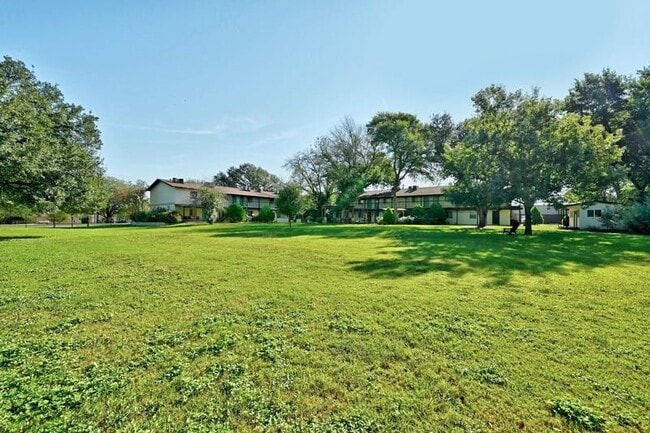 Photo - 711 Eberhart Ln Unidad 204