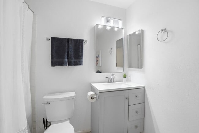 Photo - 313 E Riviera Dr