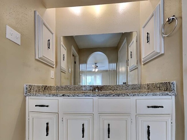 Building Photo - 22606 Meadowgate Dr Rental