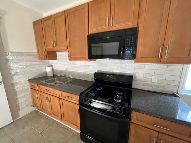 Photo - 653 Jefferson Ave Unidad 2nd fl