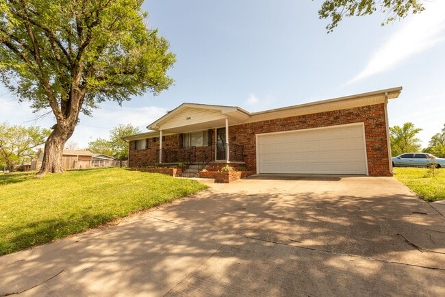 Photo - 3 Bed 1.5 Bath in Great Midtown Location!