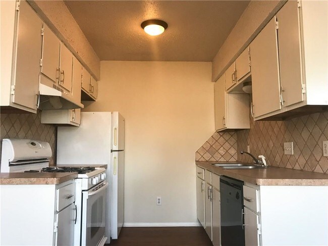 Photo - 1203 W 49th St Unit D