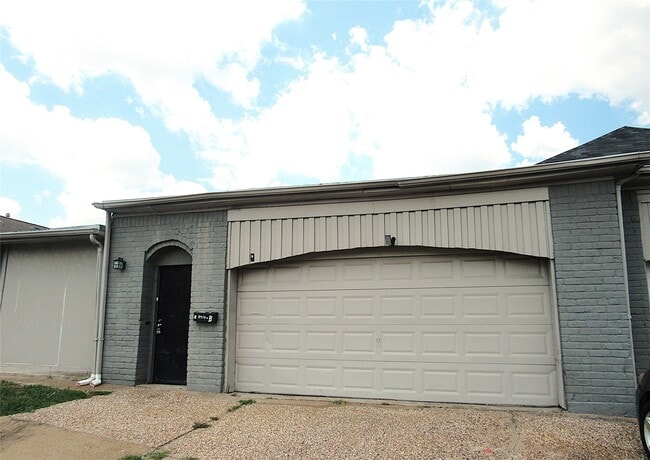 Building Photo - 8414 Beechnut St