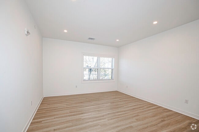 1BR,1BA - 713SF - Living Room - The Glen at Glen Rock Station