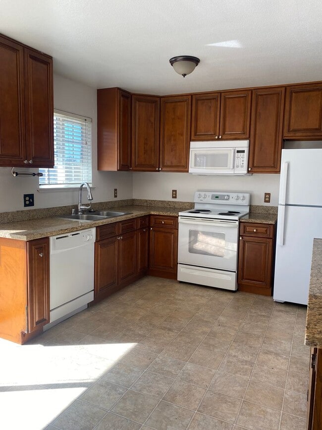 Photo - 1460 Linden Way