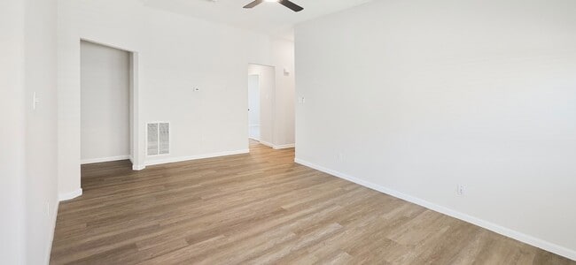 Building Photo - 979 Oak Lynn Dr