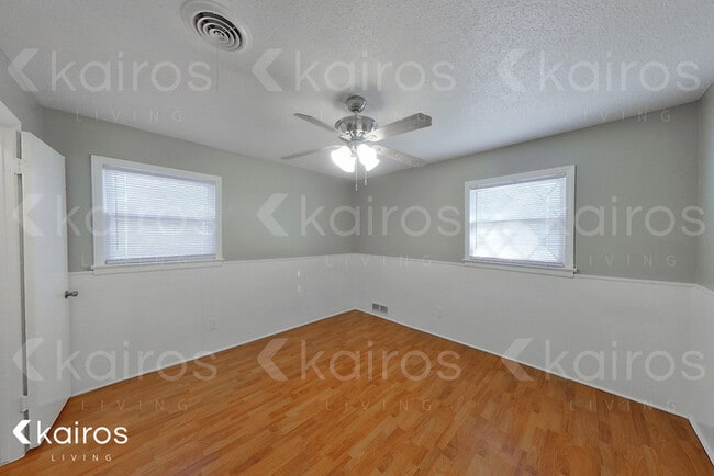 2813 James Louis Dr