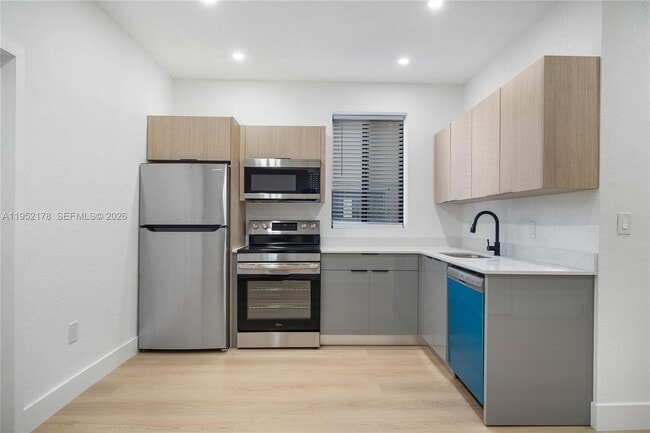 Building Photo - 629 SW 10th Ave Unit 1