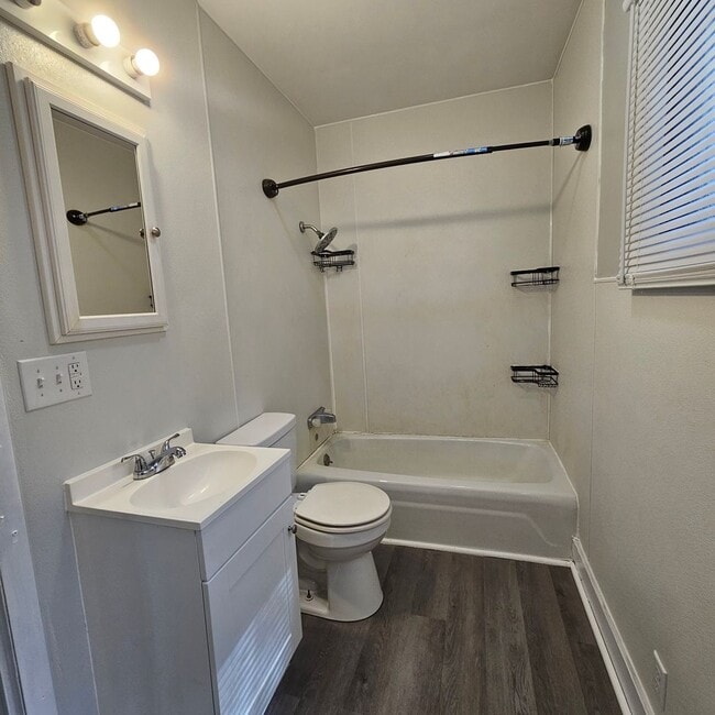 Photo - 1223 E 10th St Unidad 1223 1/2