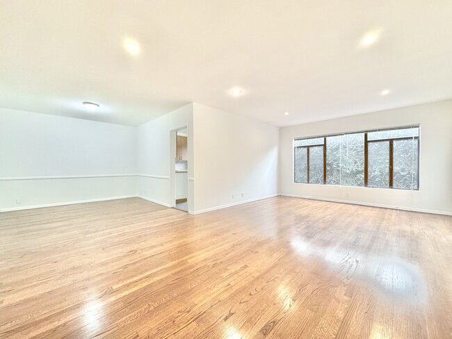 Building Photo - 357 S Elm Dr Rental