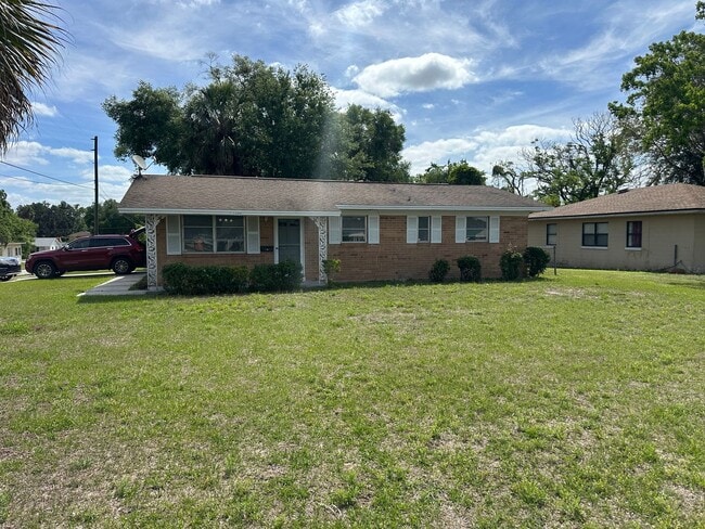 Building Photo - Convenient Leesburg Living – Walk to Leesburg High School!