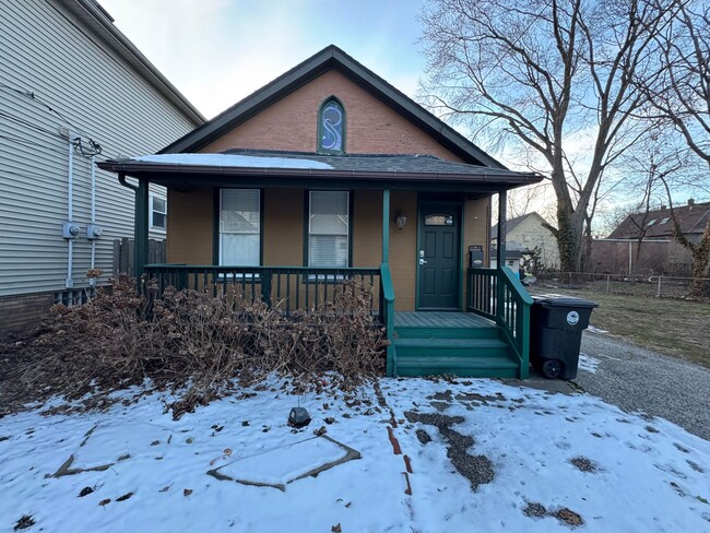 Building Photo - 2484 W 10th St Unit Back House