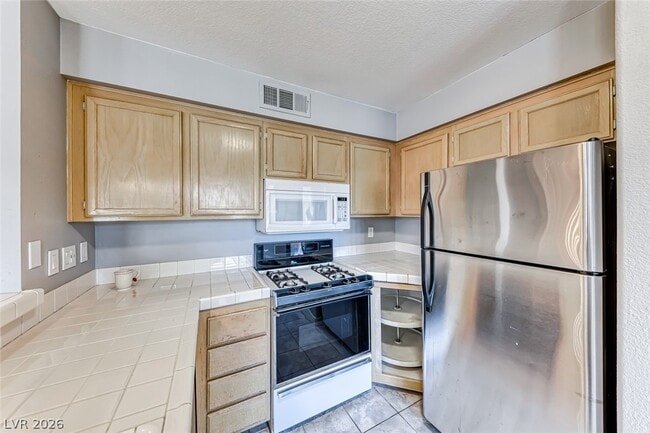 Building Photo - 2251 Wigwam Pkwy Unit 1921