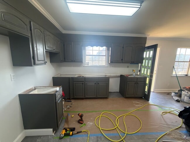 Photo - Spacious 4bd 2b home!