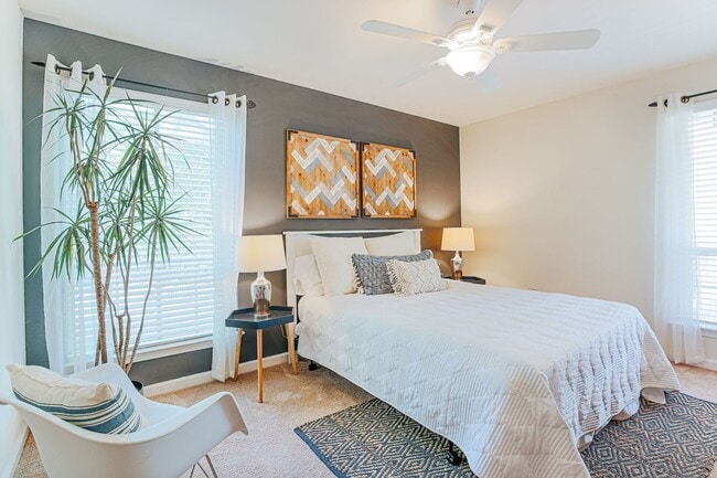 Photo - Lakeside Apartments