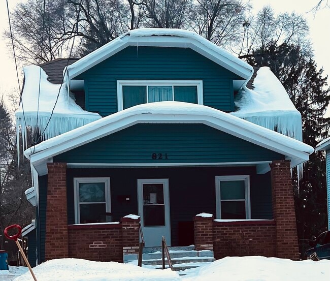 Photo - 821 Diamond Ave NE