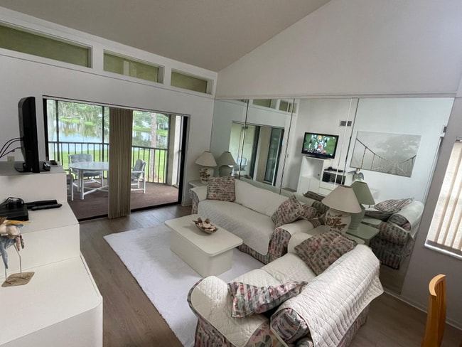 Photo - 202 Woodlake Wynde