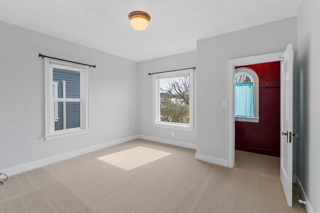 Photo - 404 Pioneer Ave E