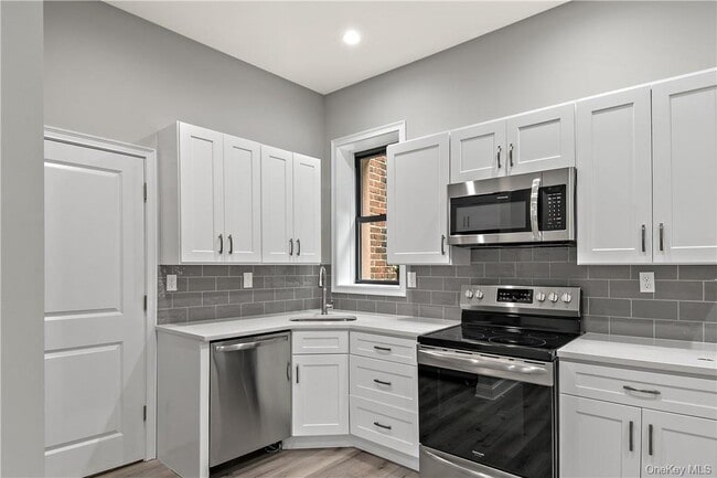 Building Photo - 60 Leroy Ave Unit 2 Rental