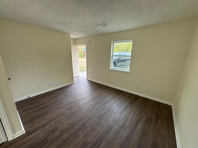 Building Photo - 4082 Forest Ave W Unit A