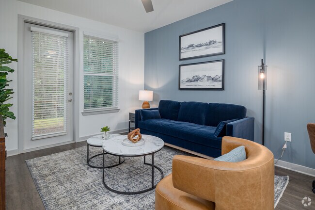 1BR, 1BA - 756SF - Living Room