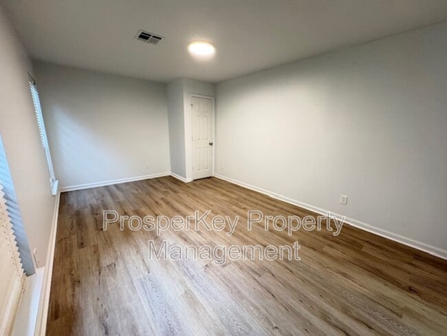 Photo - 740 Ledyard Pl