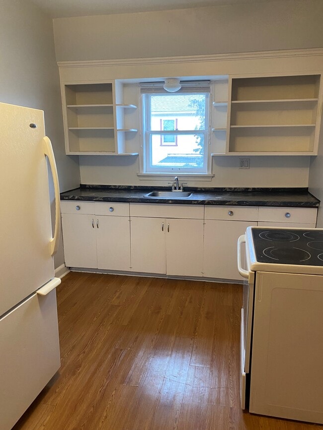 Kitchen - 194 Lake St