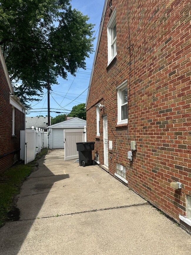 Photo - 19989 Strathmoor St