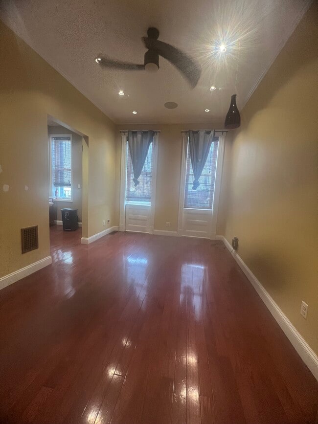 Building Photo - 400 Eldert Lane Unit One Bedroom