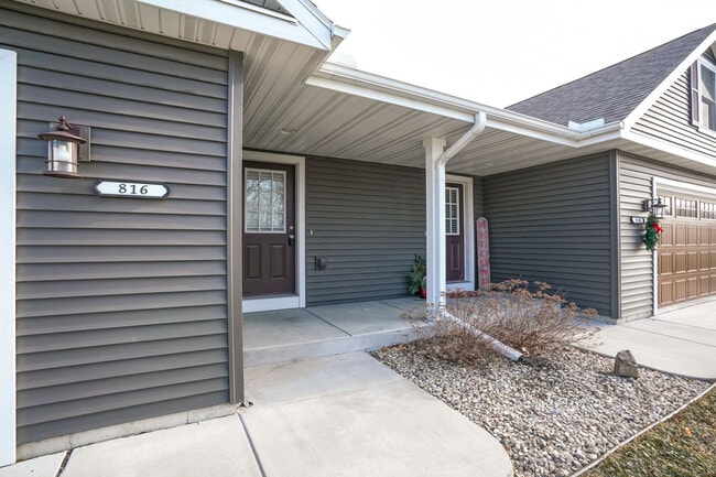 Front courtyard entry - 826 Thompson Dr