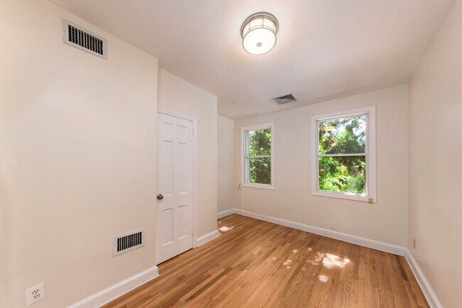 Photo - 1 Pomander Walk NW