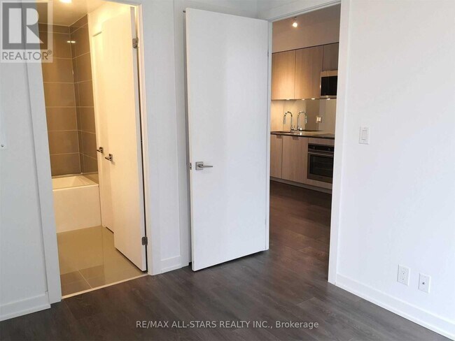 Photo - 609 Avenue Rd Unit 1001