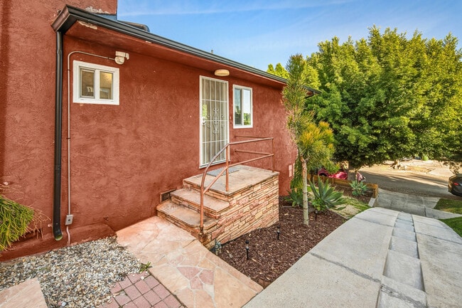 Photo - 1319 S Mansfield Ave Unidad 1319