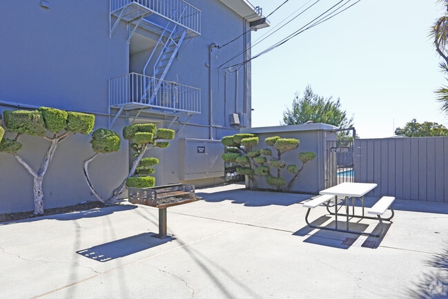 Área de barbacoa de 19th Ave. - East 19th Avenue Apartments