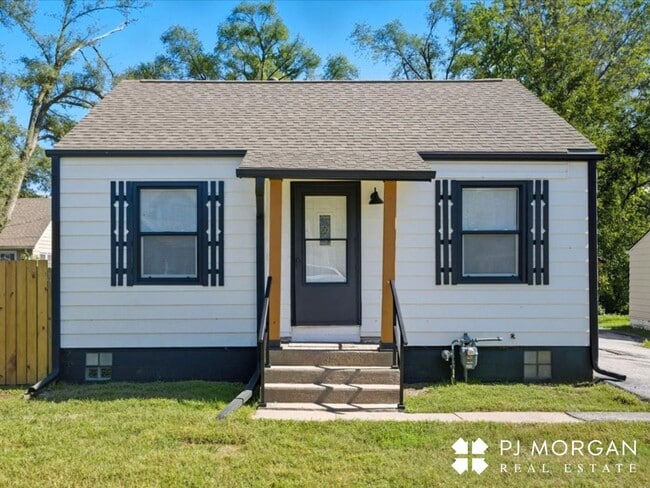 Building Photo - Stylish Updates + Spacious Yard + 2-Car Ga...