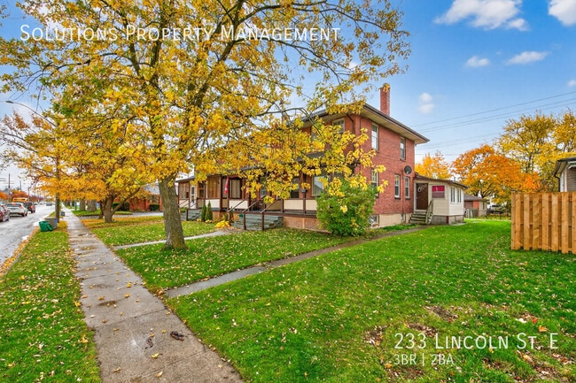 Building Photo - **3 Bedroom, 2 Bath Full House w/ Parking **