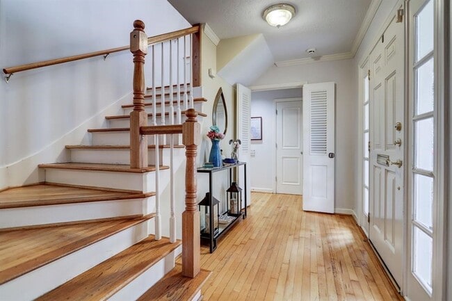 Photo - 3827 Drake St