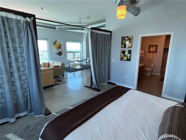 Building Photo - 200 Hoover Ave Unit 2009