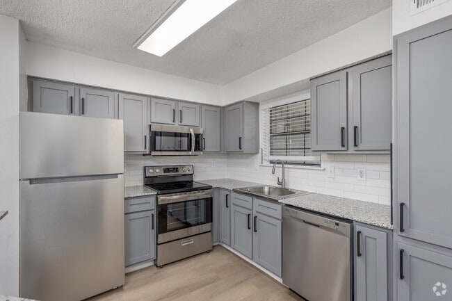 1 habitación, 1 baño - 704 pies cuadrados - Cocina - Bellevue at Spring Creek