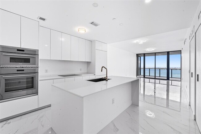 Photo - 700 NE 24th St Unidad 3502