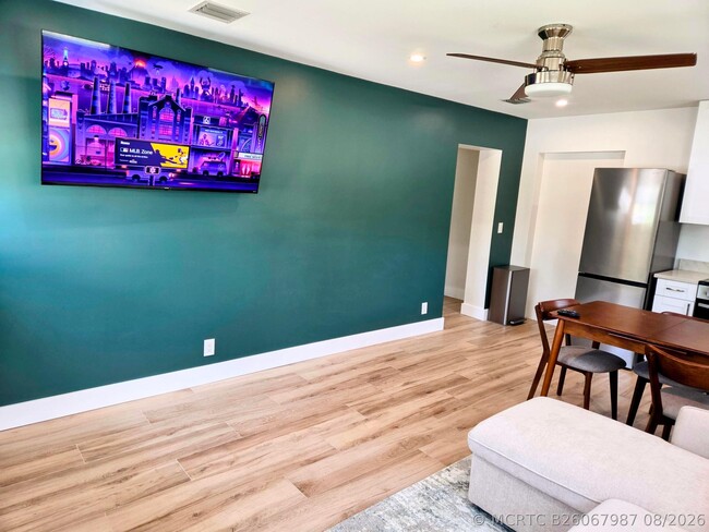 628 Monroe Dr Unit Front