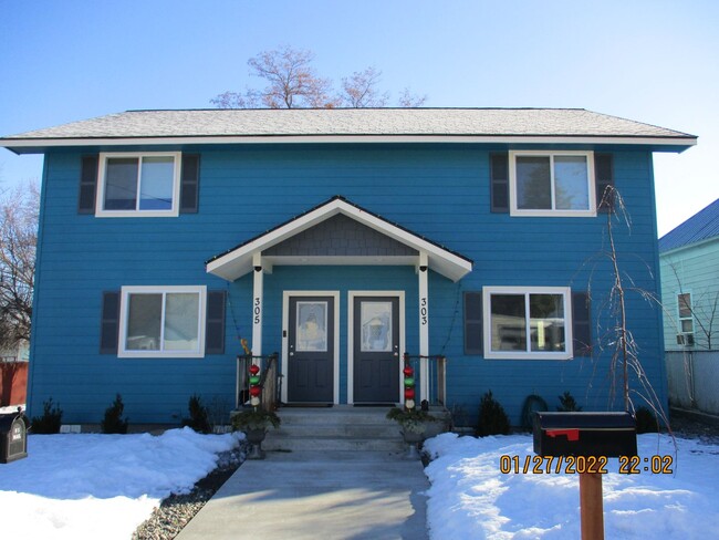 Building Photo - Beautifully remodeled 3 bed, 3 bath Duplex