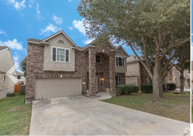 Building Photo - Stunning 5 bedroom 3 full bath home in the...