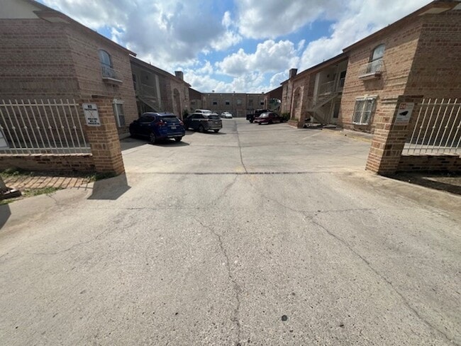 Building Photo - 1419 E Gustavus St Unit Gustavus # 39