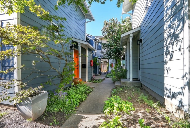 Building Photo - Spacious 2 Bedroom Condo - Located Near Seattle University