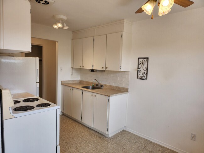 Photo - 440 Woodlawn Rd E