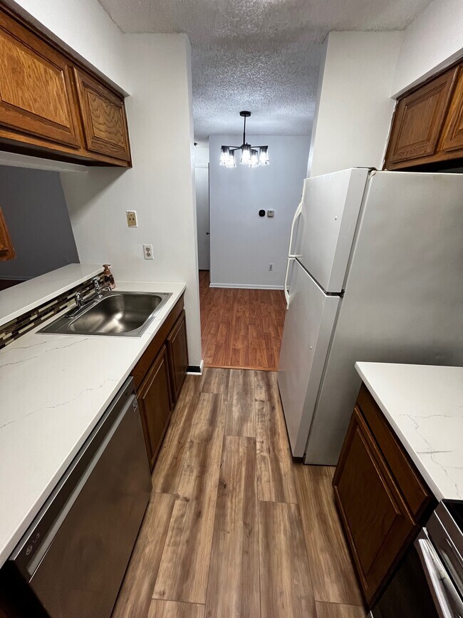 Kitchen - 1914 Ravens Crest Dr